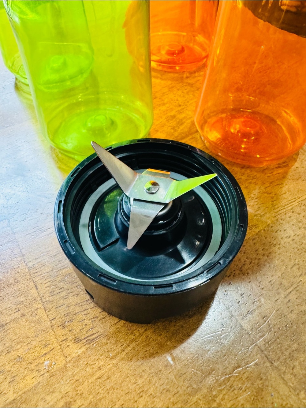 4 Oster MyBlend Sport Bottles Orange and Green 20 Oz w 2 replacement blades - Picture 2 of 9